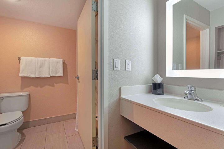 2 Queen Accessible Bathtub Microwave and Refrigerator WiFi Full Breakfast (3 of 13)