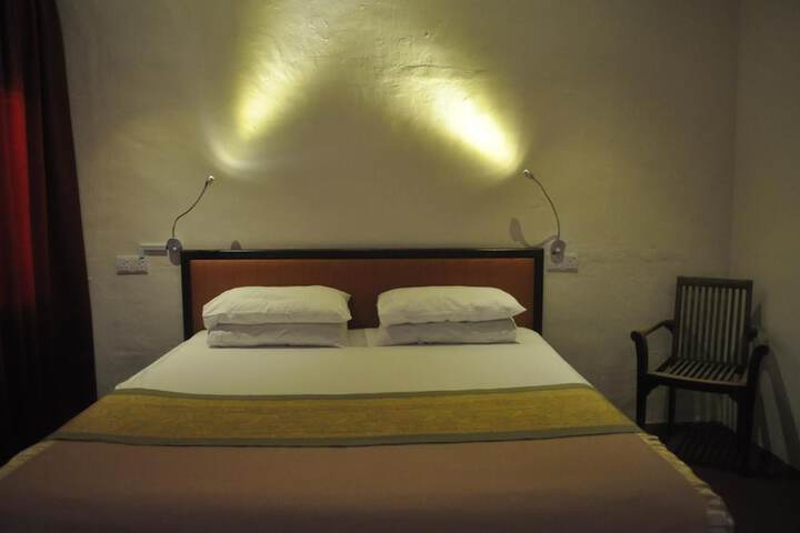 Room 13 of 128