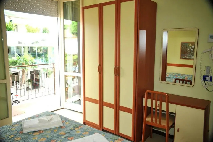 Room 4 of 11