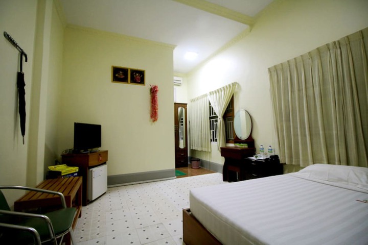 Room 6 of 18