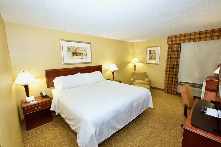 1 King Bed (9 of 19)