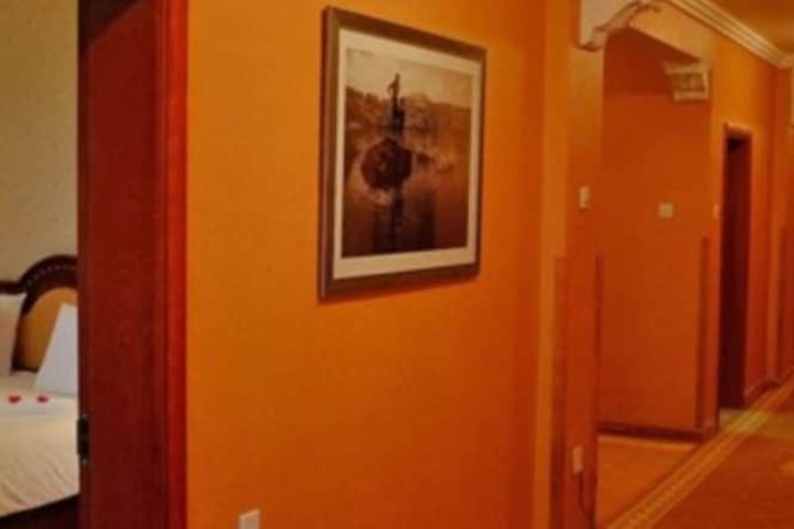 Ballroom/Hall 36 of 42