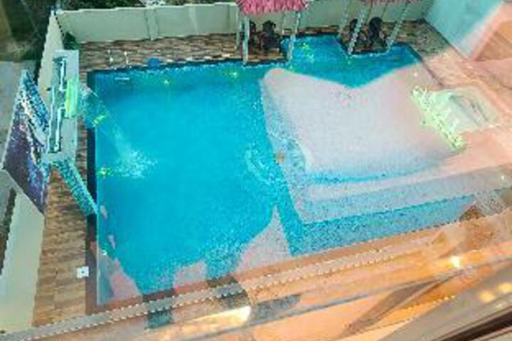 Pool 21 of 25