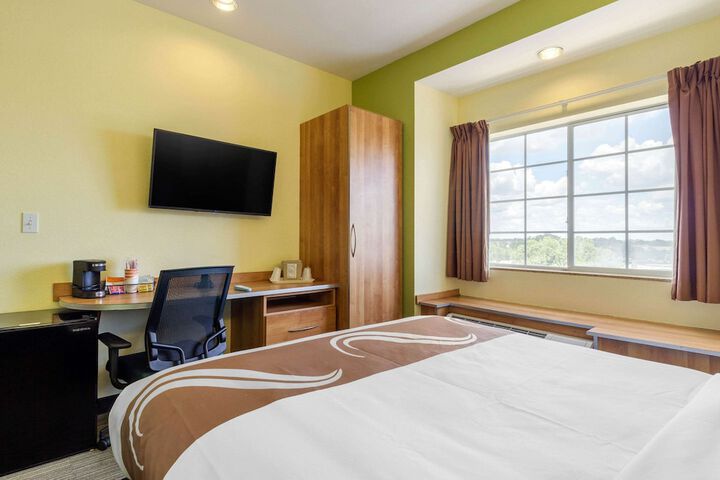Queen Bed Accessible (14 of 34)
