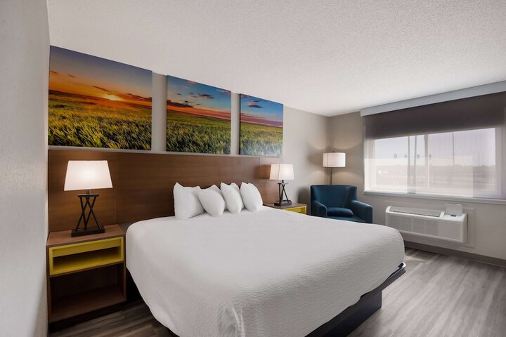 1 King Bed (2 of 6)