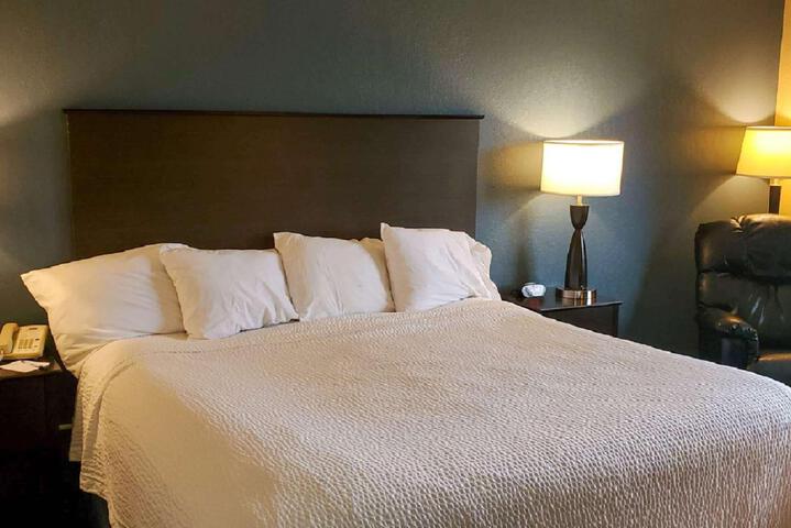 1 King Bed (4 of 22)