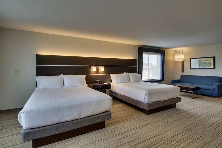 2 Queen Beds (1 of 11)