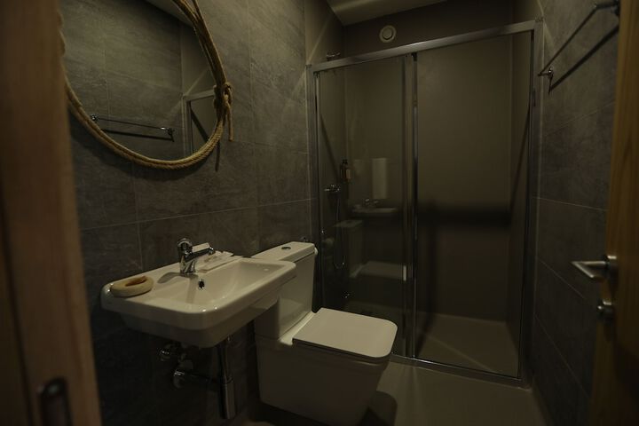 Room 17 of 28