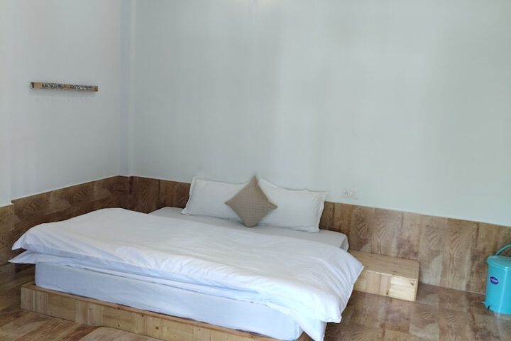 Room 12 of 25