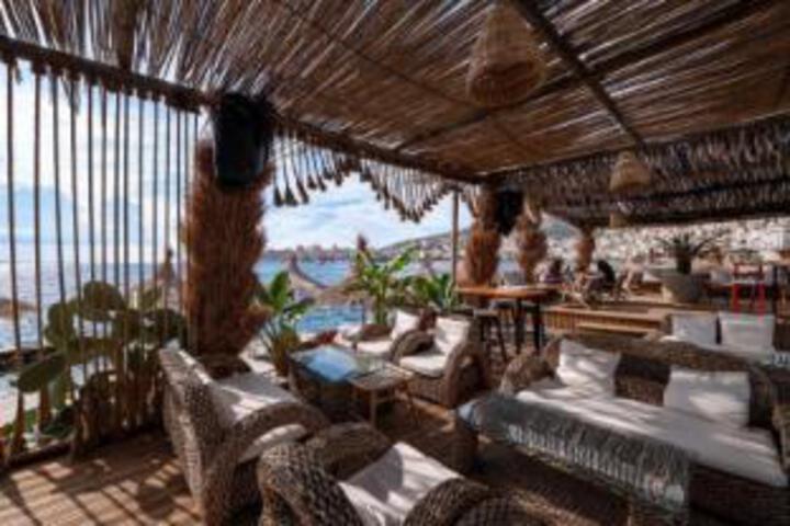 Lounge 6 of 23