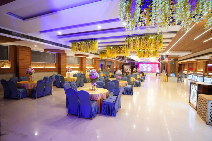 Ballroom/Hall 17 of 21