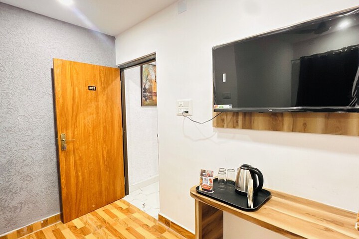 Room 7 of 33