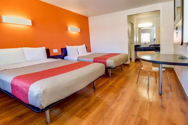 1 Queen Bed (5 of 9)