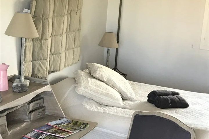Room 4 of 16