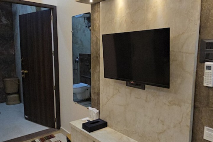 Room 5 of 18