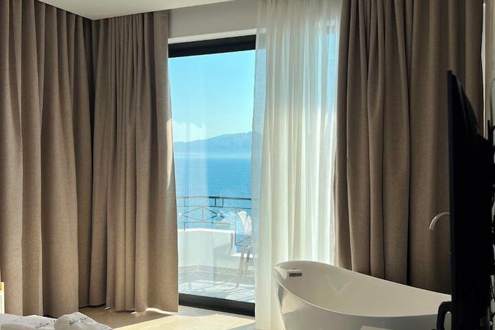 Blue Waves Hotel & Suites
