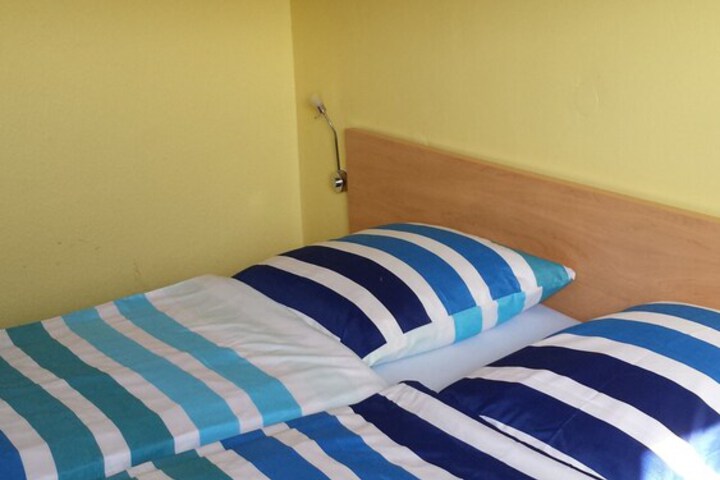 Room 16 of 38
