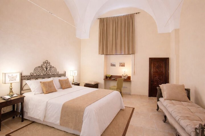 Room 15 of 62