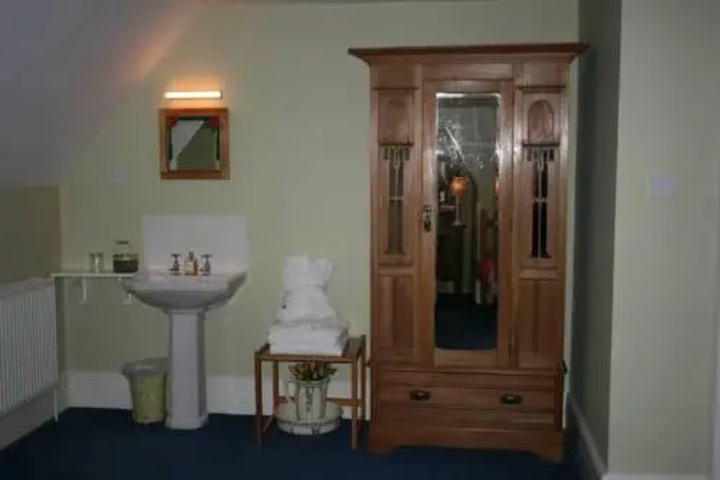 Room 6 of 9
