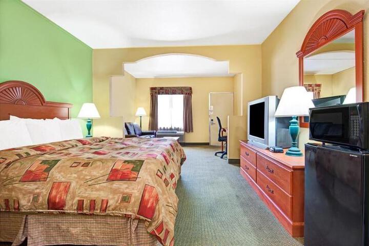 1 King Bed (1 of 10)