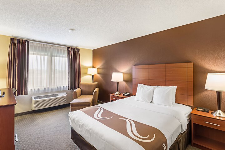 1 Queen Bed (7 of 26)