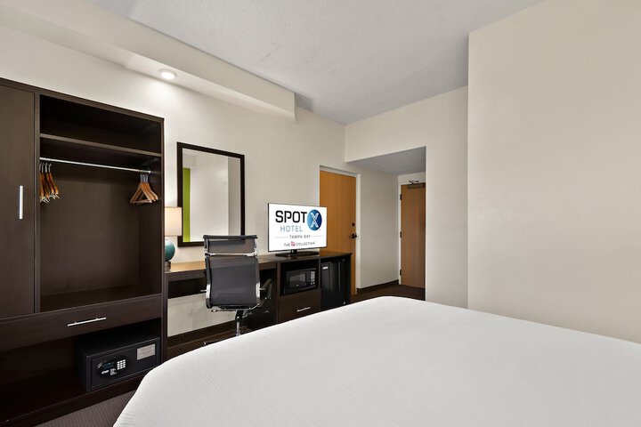 2 Queen Beds (9 of 10)