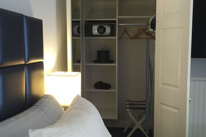 Room 9 of 12