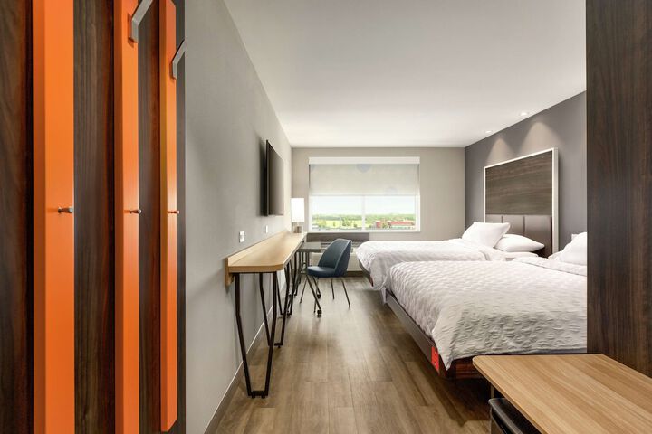 2 Queen Beds (10 of 13)