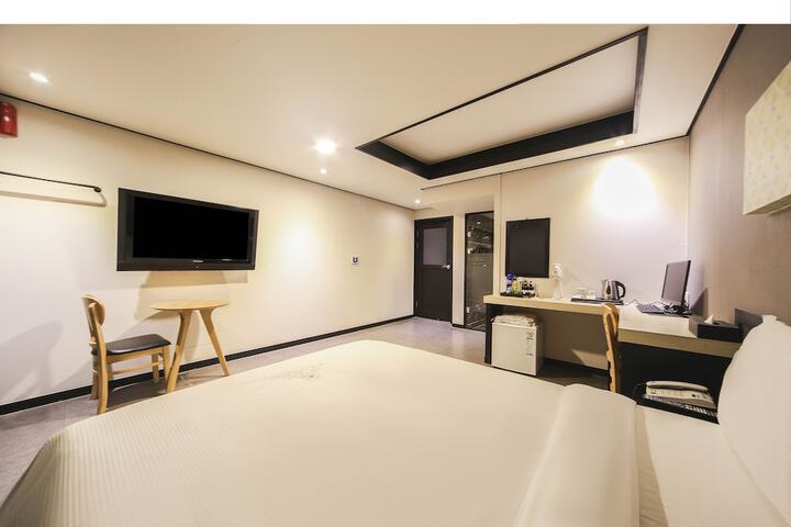 Room 8 of 42