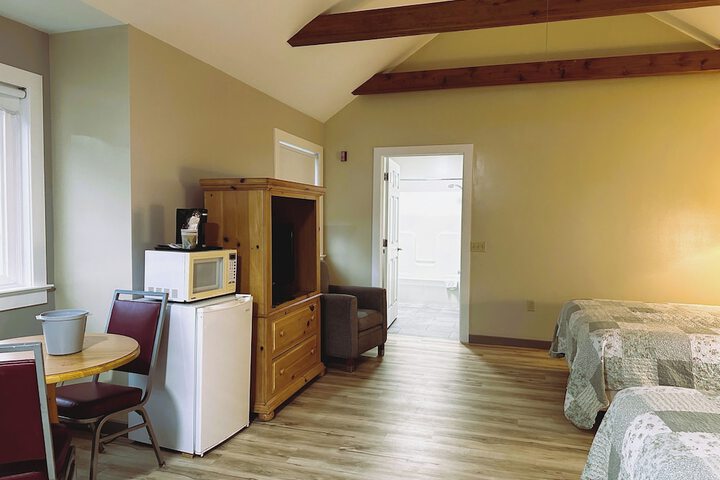 2 Queen Beds Not Pet Friendly (12 of 15)