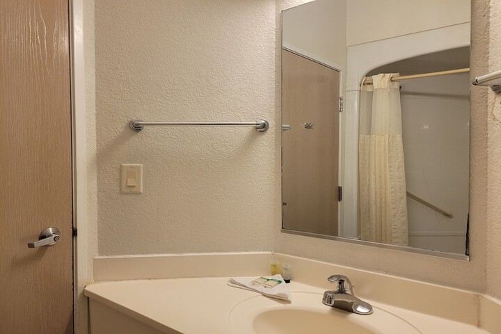1 Double Bed Accessible (37 of 40)