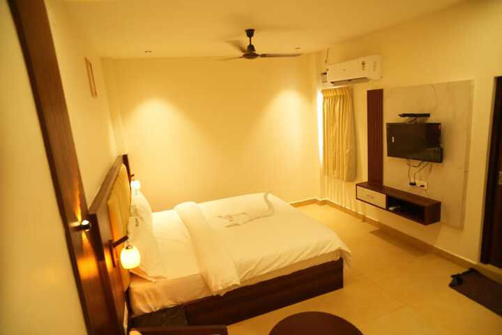 Room 5 of 12