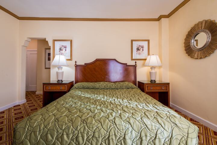 1 King Bed (5 of 33)