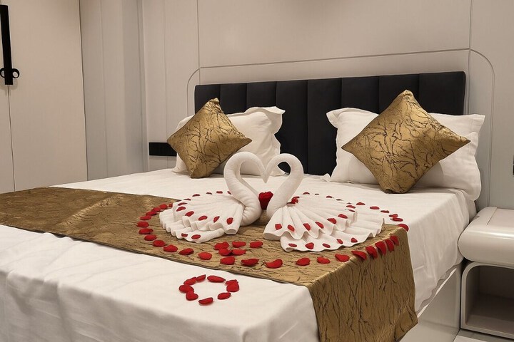 Room 2 of 10