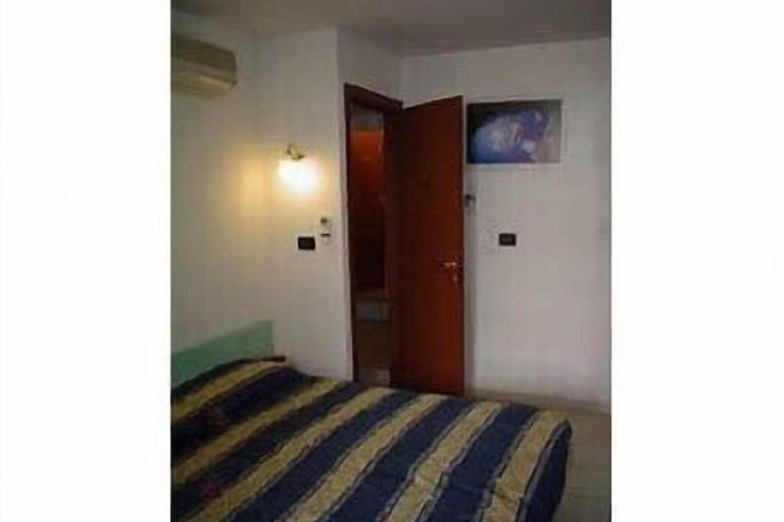 Room 10 of 32