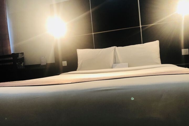 Room 13 of 77
