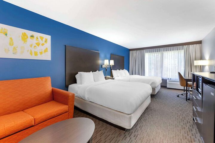 1 Queen Bed Accessible (2 of 8)