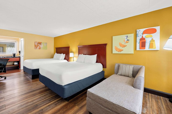 2 Queen Beds Room Upstairs Work Desk Microwave and Refrigerator WiFi Continental Breakfast (3 of 10)