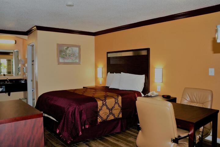 1 Queen Bed (10 of 11)