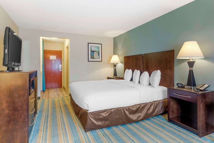 1 King Bed Microwave, Refrigerator Work Desk WiFi Full Breakfast (8 of 21)