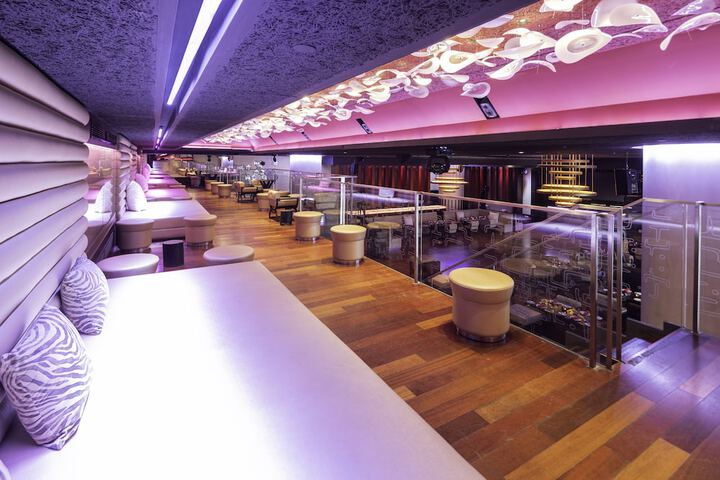 Lounge 64 of 82
