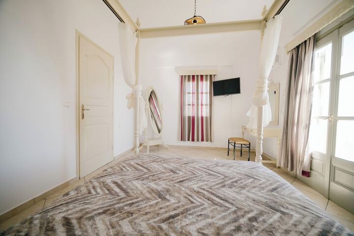 Room 33 of 122