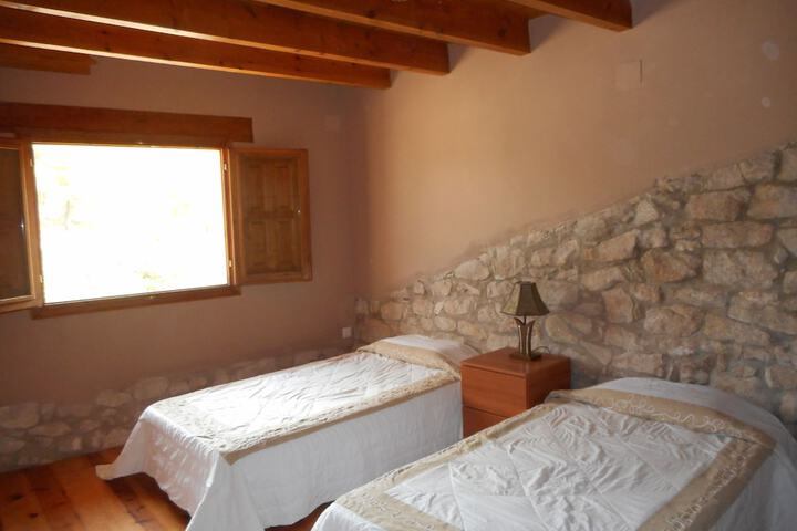 Room 6 of 12