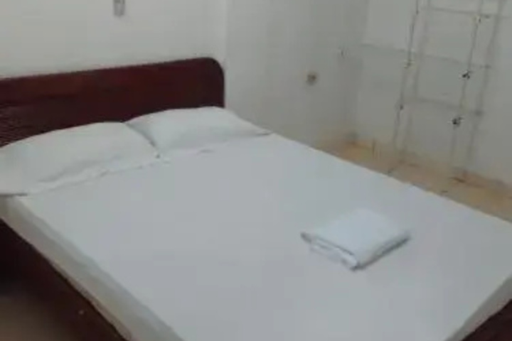 Room 5 of 12