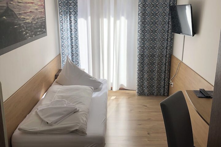 Room 8 of 60