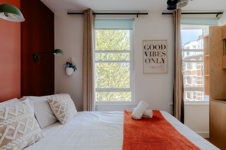 Room 17 of 28