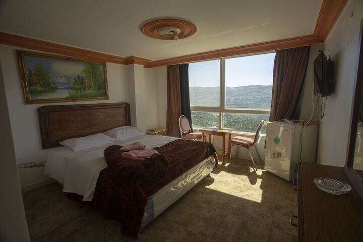 Room 3 of 40