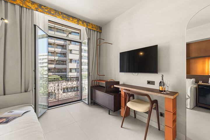 Room 73 of 102