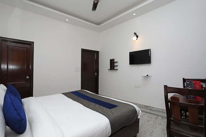 Room 12 of 18