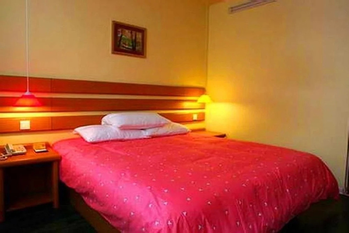 Room 6 of 14